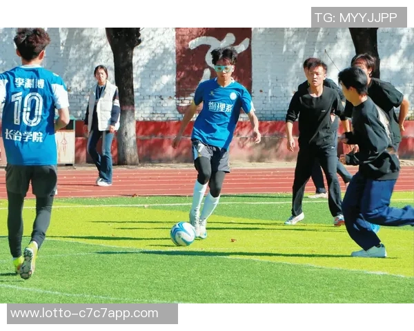 广州校园足球联赛精彩纷呈学生们在绿茵场上展现青春风采与团队精神 广州校园足球联赛精彩纷呈学生们在绿茵场上展现青春风采与团队精神