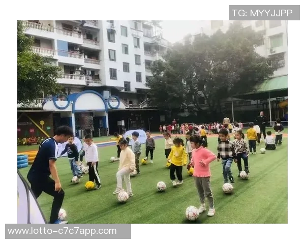 拥有一个足球男朋友的甜蜜生活与成长故事 拥有一个足球男朋友的甜蜜生活与成长故事