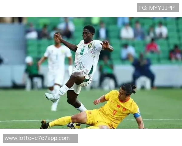 足球运动员在比赛中意外喷屎引发全场哄笑的搞笑瞬间